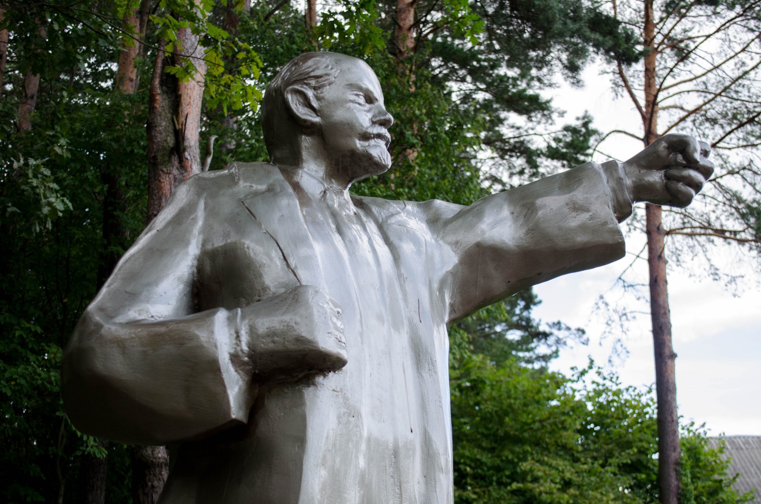 Скульптуру витебского «Ленина с котом» отремонтировали. Теперь Ленин показывает всем кулак