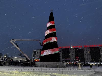 Самая &quot;ідэалагічна правільная&quot; навагодняя ялінка - сёлета ў Віцебску