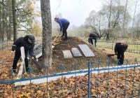 У Шуміліне на добраўпарадкаванне брацкай магілы накіравалі былых зняволеных