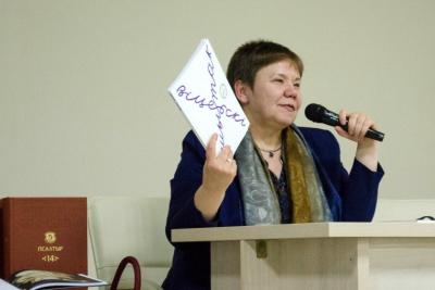 Людміла Хмяльніцкая з адроджаным &quot;Віцебскім сшыткам&quot; у руках