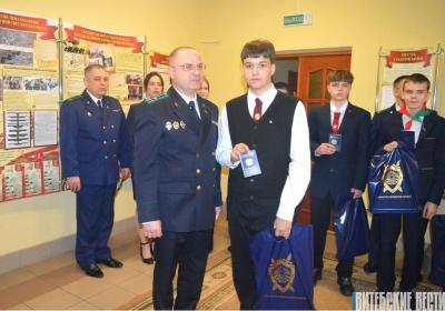 Пракурор уручыў першыя пашпарты віцебскім падлеткам. Пра што гэта сведчыць?