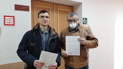 Андрэй Крычаўцоў і Павал Левінаў пасьля суду