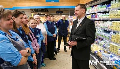 Намеснік старшыні Мёрскага райвыканкама сустрэўся з калектывам магазіна "Санта", каб паразмаўляць пра “Арэшнік”