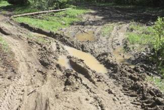 Пад Бешанковічамі паўгода рамантуюць дарогу