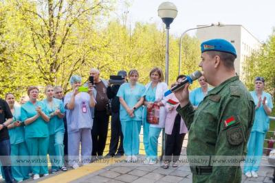 Медыкаў Віцебскай абласной бальніцы ў працоўны час вывелі слухаць канцэрт ваенных песень