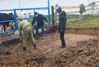 Кінулі працу і пайшлі рамантаваць фермы