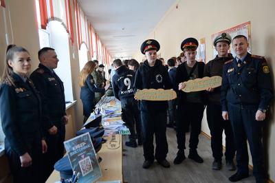 Міліцыя важней за сельскую гаспадарку? У Глыбокім будучых трактарыстаў агітавалі стаць міліцыянтамі