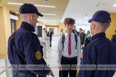 Дзяжурны настаўнік і два міліцыянты: як праходзіць “шмон” у віцебскіх школах