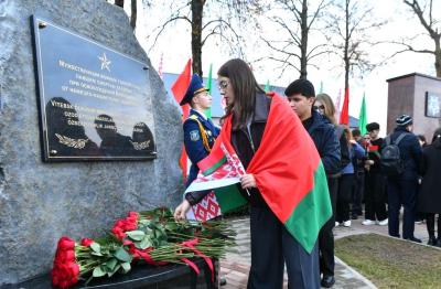 Пад Віцебскам усталявалі памятны знак ураджэнцам Узбекістана – удзельнікам Вялікай Айчыннай вайны