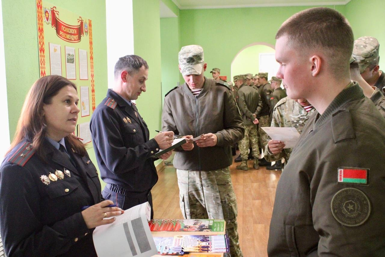 IМіліцыя агітуе ў свае шэрагі вайскоўцаў і школьнікаў