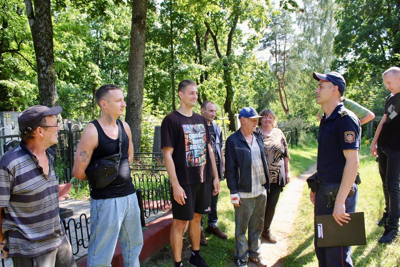 IУ Полацку  “падшэфных” крымінальна-выканаўчай інспекцыі  змусілі прыбіраць гарадскія могілкі