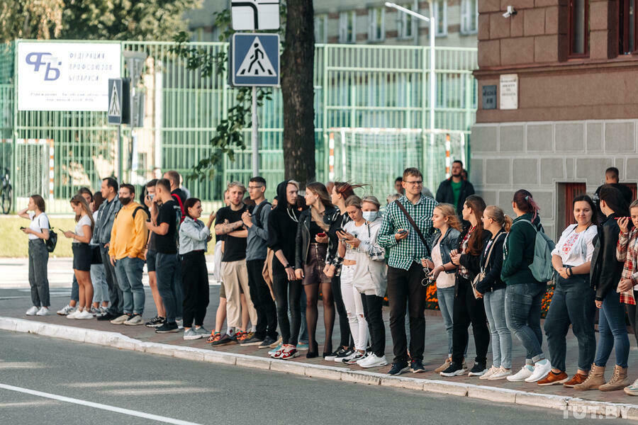 Беларусь 21 ноября. Студенты Витебской ветеринарной Академии протесты. Студент молчит.