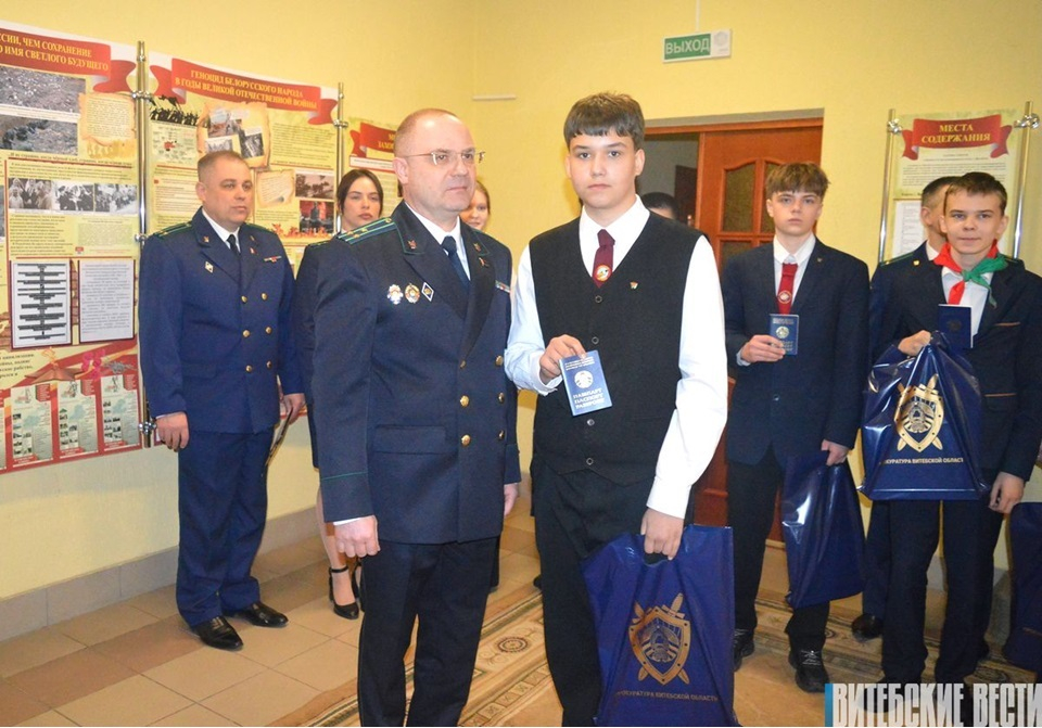 IПракурор уручыў першыя пашпарты віцебскім падлеткам. Пра што гэта сведчыць?