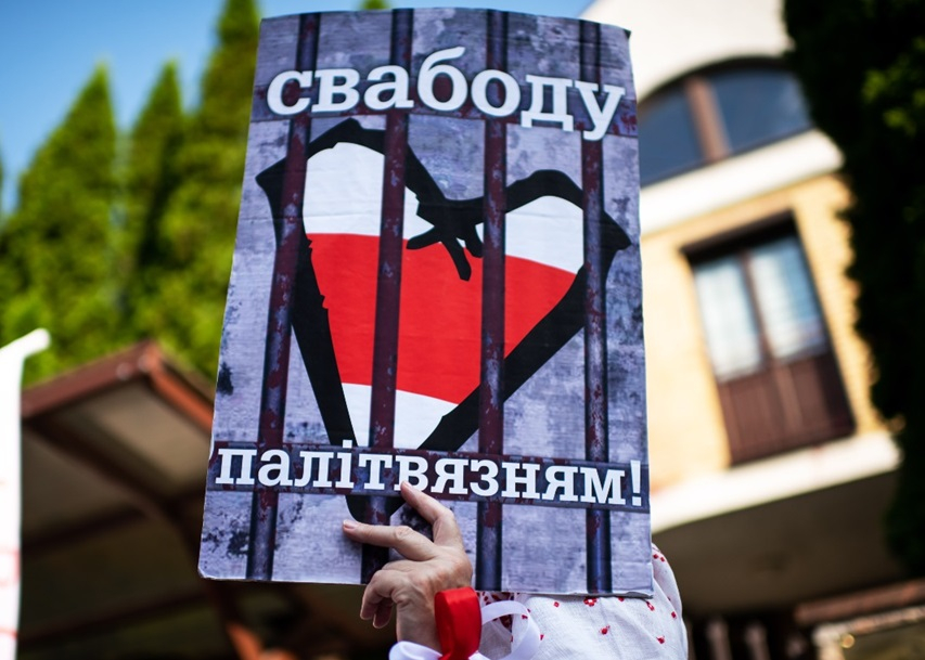 IУ спісах вызваленых палітвязняў, якім было дазволена застацца ў Беларусі – ураджэнец Навалукомля Андрэй Вусік