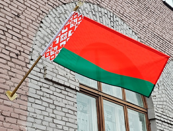 I“Абразіў сцяг”, прайшоўшы з ім па вуліцы