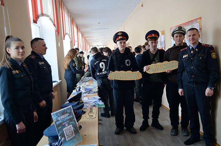 IМіліцыя важней за сельскую гаспадарку? У Глыбокім будучых трактарыстаў агітавалі стаць міліцыянтамі